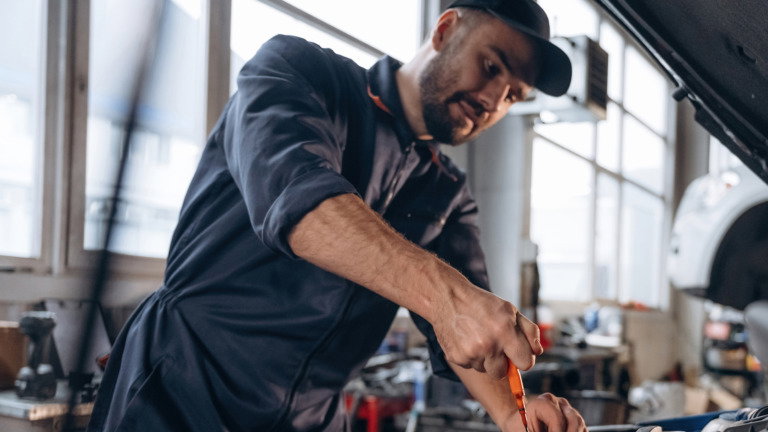 Mecânicos revelam os 7 truques simples que fazem o carro durar muito mais