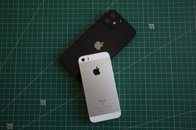 iPhone SE, lançado em 2016, ao lado do iPhone 12
