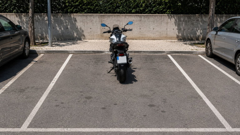 Motas podem estacionar nos lugares dos carros? Eis o que diz a lei