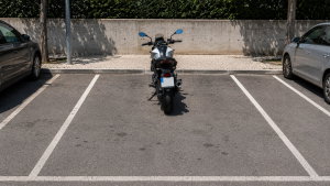 Motas podem estacionar nos lugares dos carros? Eis o que diz a lei