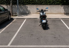 Motas podem estacionar nos lugares dos carros? Eis o que diz a lei