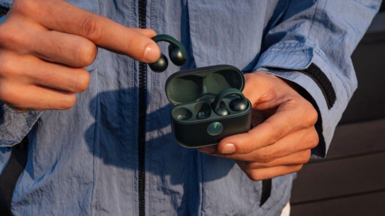 Motorola lança Moto Buds Loop com som Bose e Moto Watch Fit com GPS em Portugal