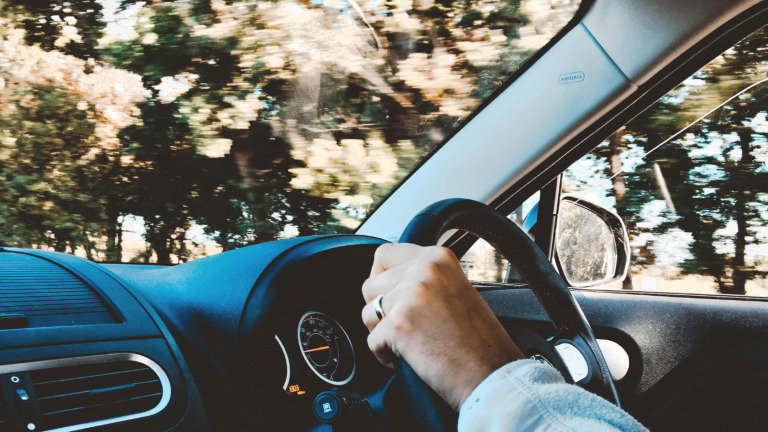 Muitos condutores fazem estas 3 coisas sem saber que são proibidas