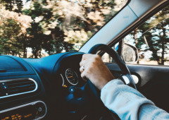 Muitos condutores fazem estas 3 coisas sem saber que são proibidas