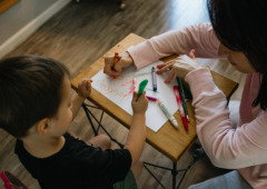 Muitos pais não sabem, mas há um apoio que pode baixar bastante o custo da creche e do ATL