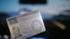 Muitos portugueses desconhecem este truque da Carta de Condução que poupa muitos problemas