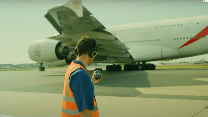 música feita só com sons reais de um aeroporto
