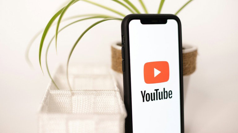 Não pagues o Premium: O truque simples para ouvir o YouTube com o ecrã do telemóvel desligado