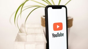 Não pagues o Premium: O truque simples para ouvir o YouTube com o ecrã do telemóvel desligado