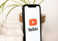 Não pagues o Premium: O truque simples para ouvir o YouTube com o ecrã do telemóvel desligado