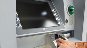 Nem todas as caixas Multibanco são iguais: estas diferenças podem poupar-te dinheiro