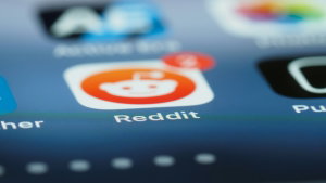 Ninguém escapa! A União Europeia vai intervir no ChatGPT, Roblox e Reddit