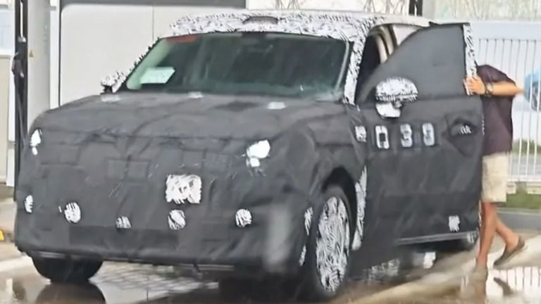 Novo carro da Xiaomi não passa pelos "pingos da chuva" e é apanhado em imagens