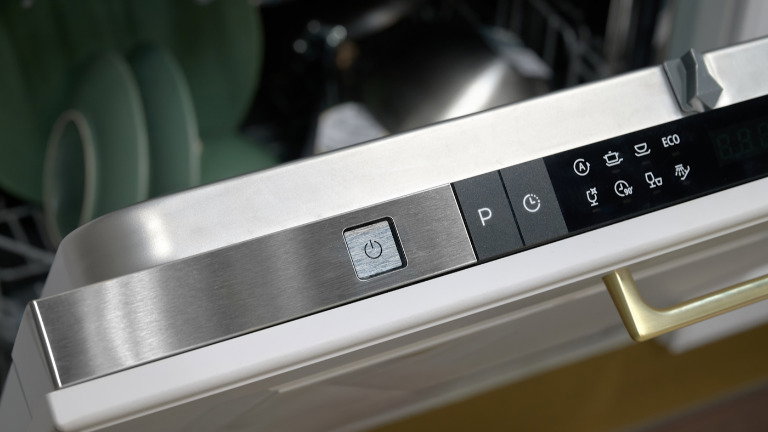 O botão da máquina de lavar louça que poucos usam e que poupa energia