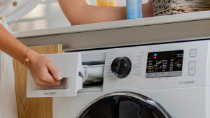 O compartimento do detergente que muitos usam de forma errada na máquina de lavar