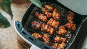 O erro que muitos cometem na air fryer que está a estragar as tuas refeições