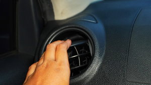 O erro no ar condicionado do carro que quase todos os portugueses cometem no verão (gasta mais combustível)