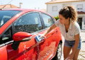 O erro que a maioria faz ao lavar o carro no verão e que destrói a pintura num instante