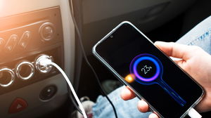 O erro que cometes ao carregar o telemóvel no carro