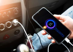 O erro que cometes ao carregar o telemóvel no carro