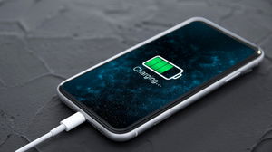 O erro que estás a cometer ao usar o telemóvel enquanto está a carregar