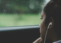 O erro que muitos cometem com fones ao volante dá multa