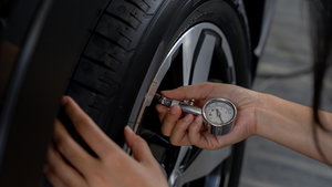 O erro que muitos portugueses cometem ao calibrar os pneus (e que aumenta o consumo de combustível)