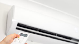 O erro que quase toda a gente comete ao ligar o ar condicionado e que duplica a fatura da luz