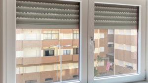 O erro que tanta gente comete com os estores no verão