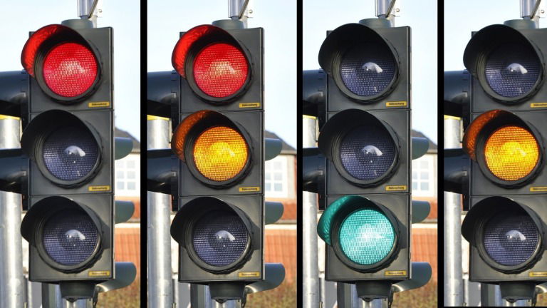O futuro do trânsito pode trazer semáforos de 4 cores. Descobre aqui o motivo