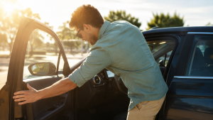Deixar o carro ao sol? Há uma forma rápida de baixar a temperatura lá dentro