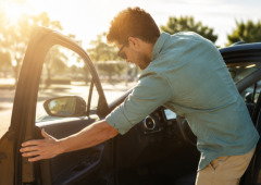 Deixar o carro ao sol? Há uma forma rápida de baixar a temperatura lá dentro