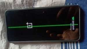 O mistério da linha verde nos ecrãs OLED: o que é, porque acontece e o que podes fazer