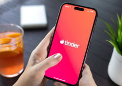 Descobre o novo recurso do Tinder que quer dar descanso ao teu polegar