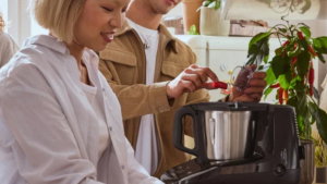 O novo robô de cozinha do Lidl custa 200 euros e tem centenas de receitas