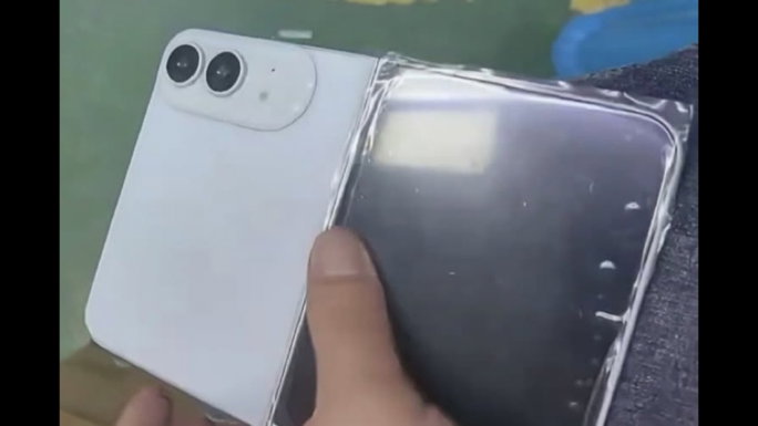 O primeiro iPhone dobr&aacute;vel aparece pela primeira vez em imagens reais