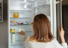 O sítio do frigorífico onde nunca deves guardar leite (e quase todos o fazem)