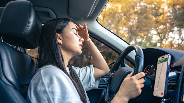 O teu carro novo não para de apitar? Eis porque acontece (e o que podes fazer)