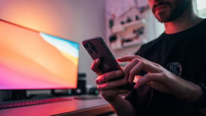 Olhos cansados e secos por causa do telemóvel? 5 soluções para recuperar o conforto visual