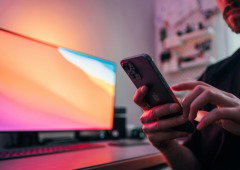 Olhos cansados e secos por causa do telemóvel? 5 soluções para recuperar o conforto visual