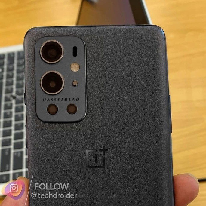 OnePlus 9 em Stellar Black (preto estelar). Crédito: TechDroider