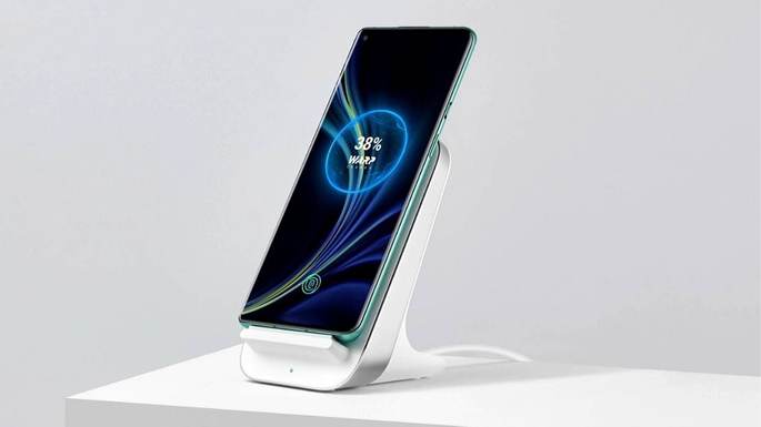 OnePlus 8 Pro carrega sem fios a 30W, com o carregador oficial vendido pela OnePlus