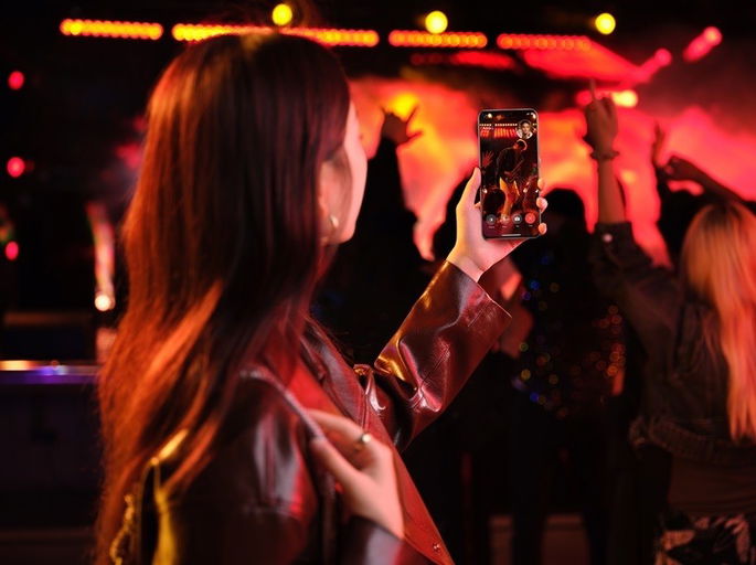 pessoa com smartphone na mão