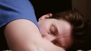 Os 4 truques para dormir melhor nas noites de calor sem ar condicionado que funcionam mesmo