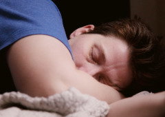 Os 4 truques para dormir melhor nas noites de calor sem ar condicionado que funcionam mesmo