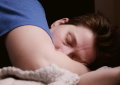 Os 4 truques para dormir melhor nas noites de calor sem ar condicionado que funcionam mesmo