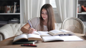 Os manuais escolares gratuitos estão a chegar. Descobre quando e como pedi-los