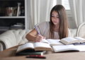Os manuais escolares gratuitos estão a chegar. Descobre quando e como pedi-los