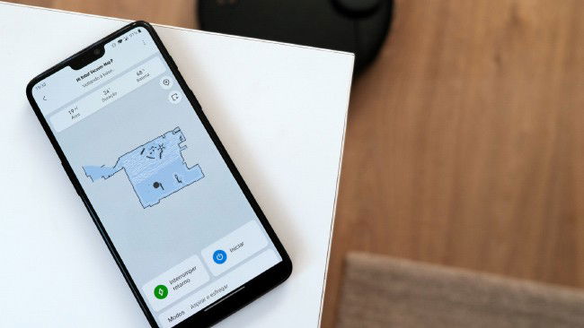 Telemóvel com a aplicação Mi Home aberta em mesa branca