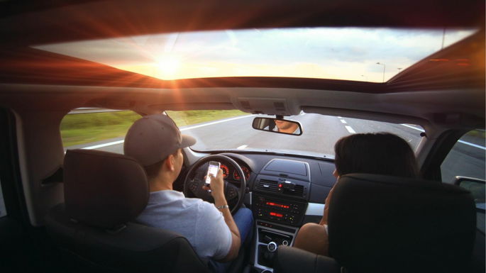 pessoas a viajarem num carro